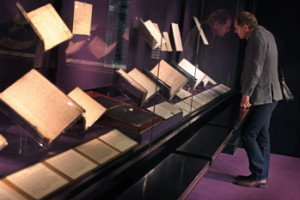 Don't forget the "Treasure Room" of the British library: in, up the stairs on the left, no card or payment, and within seconds you're looking at the Beowulf manuscript, the Magna Carta, Wilfred Owen's poetry notebook, the manuscript of Alice in Wonderland, Scott's diary... one of Lond's most overlooked highlights.