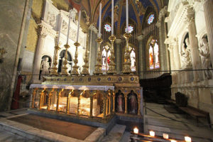 Catherine's tomb has been moved to the front of Santa Maria sopra Minerva; here you see it with the tombs of the Medici popes Leo X & Clement VII behind it.